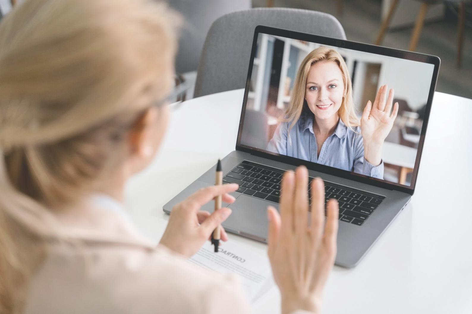 Session de formation avec participants analysant des documents financiers