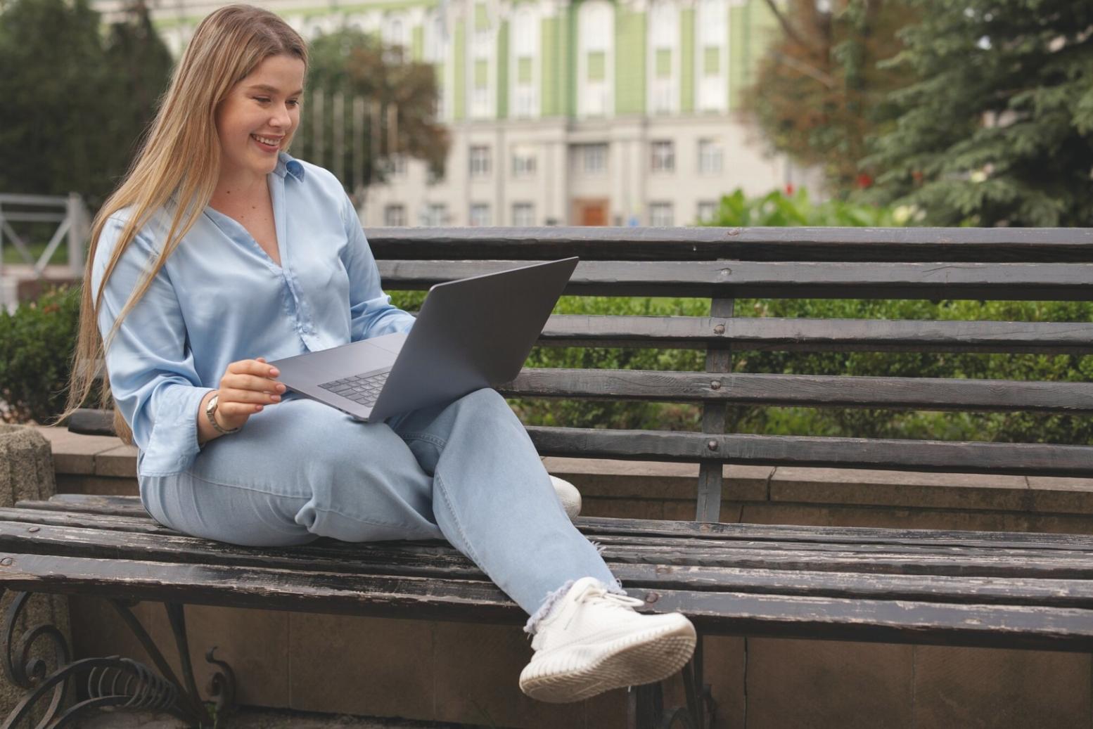 Séance de formation en décision financière avec participants actifs