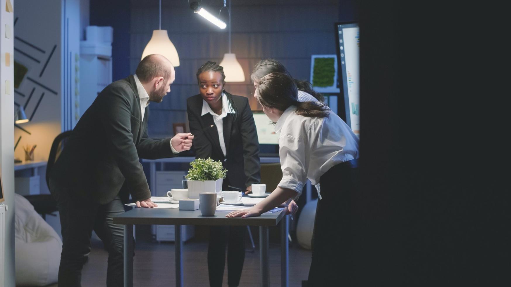 Équipe travaillant sur analyse de données financières